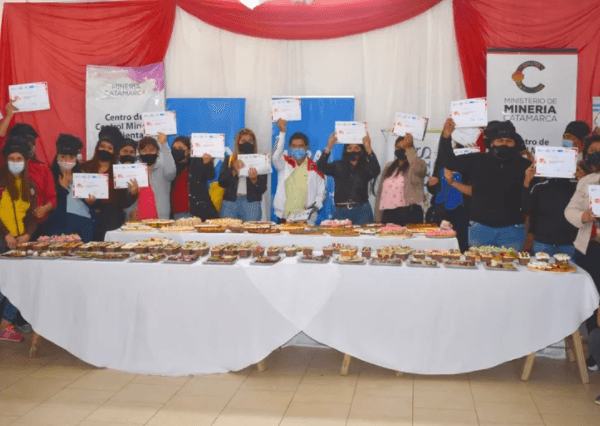 Capacitan a andalgalenses en pastelería y repostería y donan lo elaborado a comedores