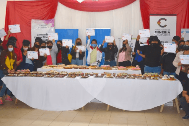 Capacitan a andalgalenses en pastelería y repostería y donan lo elaborado a comedores