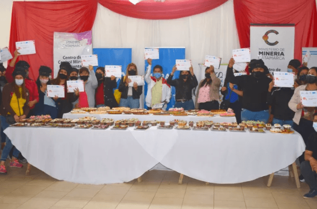 Capacitan a andalgalenses en pastelería y repostería y donan lo elaborado a comedores